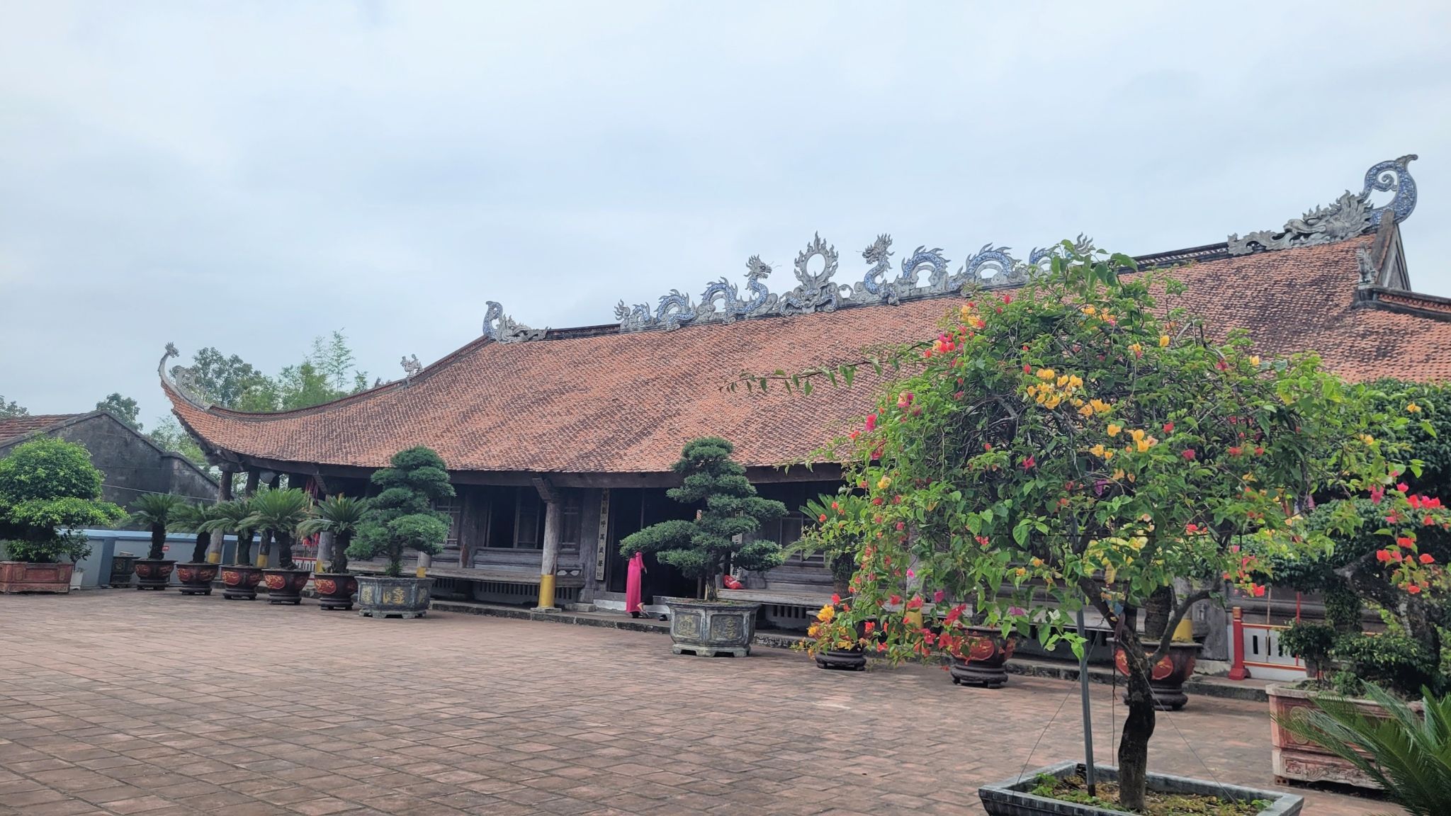 Được xây dựng từ thế kỷ XV, đình Trà Cổ là một trong những ngôi đình cổ và lớn nhất Việt Nam, nổi bật với kiến trúc tinh xảo và lễ hội truyền thống đặc sắc